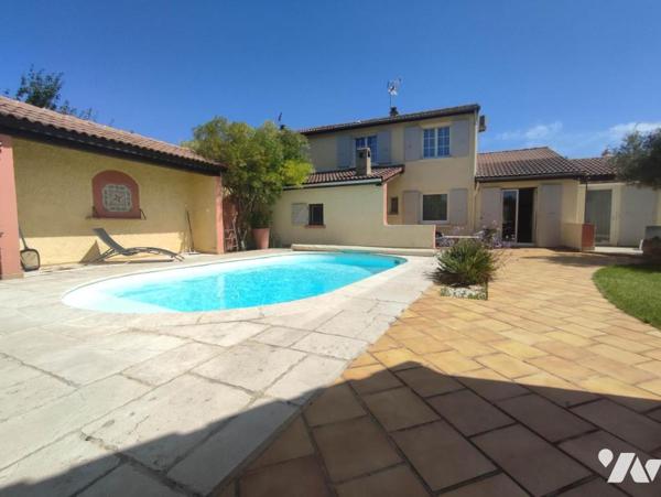 Maison à étage jumelée 