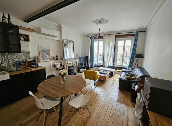 Appartement de caractère idéalement situé en plein coeur de Roanne, sur une rue piétonne dynamique et recherchée. Niché au 1er étage d’un immeuble ancien, ce bien de 84 m² a bénéficié d’une rénovation complète de qualité, alliant parfaitement le charme de l’ancien et le confort moderne.
Il se compose d’une entrée avec WC, d’une belle salle de bains équipée (douche, baignoire, meuble vasque), ainsi que d’un double espace dressing très fonctionnel. Les 2 chambres s’articulent autour d’un petit patio intérieur. La pièce de vie, lumineuse et chaleureuse, offre de beaux volumes avec parquet et belle hauteur sous plafond, avec sa cuisine équipée récente. 3 grandes fenêtres donnant directement sur la rue commerçante apportent luminosité et sensation d'espace..
Les menuiseries PVC et les volets roulants électriques dans les chambres assurent un bon confort thermique, complétées par une pompe à chaleur réversible dans la pièce principale.
Un bien rare en centre-ville, idéal pour les amateurs de cachet et de vie urbaine.