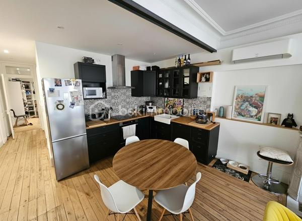 Appartement de caractère idéalement situé en plein coeur de Roanne, sur une rue piétonne dynamique et recherchée. Niché au 1er étage d’un immeuble ancien, ce bien de 84 m² a bénéficié d’une rénovation complète de qualité, alliant parfaitement le charme de l’ancien et le confort moderne.
Il se compose d’une entrée avec WC, d’une belle salle de bains équipée (douche, baignoire, meuble vasque), ainsi que d’un double espace dressing très fonctionnel. Les 2 chambres s’articulent autour d’un petit patio intérieur. La pièce de vie, lumineuse et chaleureuse, offre de beaux volumes avec parquet et belle hauteur sous plafond, avec sa cuisine équipée récente. 3 grandes fenêtres donnant directement sur la rue commerçante apportent luminosité et sensation d'espace..
Les menuiseries PVC et les volets roulants électriques dans les chambres assurent un bon confort thermique, complétées par une pompe à chaleur réversible dans la pièce principale.
Un bien rare en centre-ville, idéal pour les amateurs de cachet et de vie urbaine.