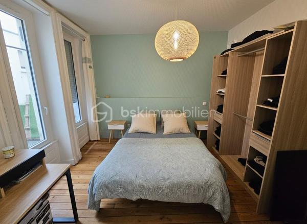 Appartement de caractère idéalement situé en plein coeur de Roanne, sur une rue piétonne dynamique et recherchée. Niché au 1er étage d’un immeuble ancien, ce bien de 84 m² a bénéficié d’une rénovation complète de qualité, alliant parfaitement le charme de l’ancien et le confort moderne.
Il se compose d’une entrée avec WC, d’une belle salle de bains équipée (douche, baignoire, meuble vasque), ainsi que d’un double espace dressing très fonctionnel. Les 2 chambres s’articulent autour d’un petit patio intérieur. La pièce de vie, lumineuse et chaleureuse, offre de beaux volumes avec parquet et belle hauteur sous plafond, avec sa cuisine équipée récente. 3 grandes fenêtres donnant directement sur la rue commerçante apportent luminosité et sensation d'espace..
Les menuiseries PVC et les volets roulants électriques dans les chambres assurent un bon confort thermique, complétées par une pompe à chaleur réversible dans la pièce principale.
Un bien rare en centre-ville, idéal pour les amateurs de cachet et de vie urbaine.