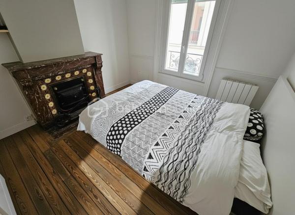 Appartement de caractère idéalement situé en plein coeur de Roanne, sur une rue piétonne dynamique et recherchée. Niché au 1er étage d’un immeuble ancien, ce bien de 84 m² a bénéficié d’une rénovation complète de qualité, alliant parfaitement le charme de l’ancien et le confort moderne.
Il se compose d’une entrée avec WC, d’une belle salle de bains équipée (douche, baignoire, meuble vasque), ainsi que d’un double espace dressing très fonctionnel. Les 2 chambres s’articulent autour d’un petit patio intérieur. La pièce de vie, lumineuse et chaleureuse, offre de beaux volumes avec parquet et belle hauteur sous plafond, avec sa cuisine équipée récente. 3 grandes fenêtres donnant directement sur la rue commerçante apportent luminosité et sensation d'espace..
Les menuiseries PVC et les volets roulants électriques dans les chambres assurent un bon confort thermique, complétées par une pompe à chaleur réversible dans la pièce principale.
Un bien rare en centre-ville, idéal pour les amateurs de cachet et de vie urbaine.