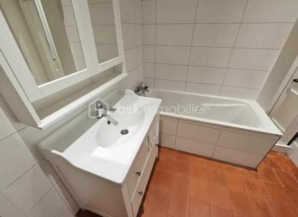 Appartement de caractère idéalement situé en plein coeur de Roanne, sur une rue piétonne dynamique et recherchée. Niché au 1er étage d’un immeuble ancien, ce bien de 84 m² a bénéficié d’une rénovation complète de qualité, alliant parfaitement le charme de l’ancien et le confort moderne.
Il se compose d’une entrée avec WC, d’une belle salle de bains équipée (douche, baignoire, meuble vasque), ainsi que d’un double espace dressing très fonctionnel. Les 2 chambres s’articulent autour d’un petit patio intérieur. La pièce de vie, lumineuse et chaleureuse, offre de beaux volumes avec parquet et belle hauteur sous plafond, avec sa cuisine équipée récente. 3 grandes fenêtres donnant directement sur la rue commerçante apportent luminosité et sensation d'espace..
Les menuiseries PVC et les volets roulants électriques dans les chambres assurent un bon confort thermique, complétées par une pompe à chaleur réversible dans la pièce principale.
Un bien rare en centre-ville, idéal pour les amateurs de cachet et de vie urbaine.