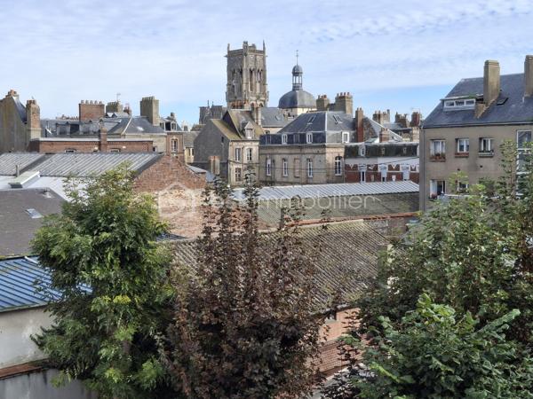 À 5 MINUTES À PIED DE LA PLAGE – F2 LUMINEUX AVEC POTENTIEL LOCATIF

Au cœur de l’hyper-centre, à proximité immédiate du Puits Salé et du Front de mer, je vous invite à découvrir cet agréable appartement F2 de 
35,51 m² loi Carrez, situé au 3ᵉ étage d’une petite copropriété de seulement 9 lots, calme et bien fréquentée.

Un emplacement particulièrement recherché pour profiter pleinement de la vie en bord de mer : la plage est accessible en moins de 5 minutes à pied !

Dès l'entrée, vous serez séduit par la belle luminosité de l'appartement, largement favorisée par ses nombreuses ouvertures et sa vue dégagée sur un agréable espace végétalisé ainsi que sur l’église Saint-Jacques.

L’appartement, vendu libre de tout occupant, se compose de :
•	une entrée ;
•	une kitchenette ouverte sur une pièce de vie d’environ 15 m² ;
•	une chambre spacieuse avec dressing attenant ;
•	une salle d’eau ;
•	un WC indépendant ;
•	un espace complémentaire pouvant faire office de cellier et offrant une possibilité d’aménagement.
Aucun mur porteur dans l’appartement : un véritable atout pour imaginer et optimiser l’espace selon vos envies.
Le logement est en très bon état général, avec sols et peintures refaits en 2024.

UNE OPPORTUNITÉ INTÉRESSANTE POUR UN INVESTISSEUR
Son emplacement en hyper-centre, sa proximité immédiate de la mer et sa configuration en F2 en font également un bien particulièrement intéressant pour un projet locatif.
Le secteur bénéficie notamment d’une demande potentielle liée au chantier EPR2 de Penly, avec une perspective de location en bail mobilité jusqu’en 2040 au minimum, selon l’évolution du projet et de la demande locative.

Un appartement qui peut donc répondre à deux projets très différents : profiter de la mer en résidence secondaire ou rechercher un investissement locatif dans un secteur à fort potentiel.

LES INFORMATIONS À RETENIR
• Surface Loi Carrez : 35,51 m²
• 3ᵉ étage
• Petite copropriété de 9 lots
• Appartement vendu libre
• Double vitrage PVC
• Chauffage individuel électrique
• Charges de copropriété : 170 €/trimestre, eau froide comprise
• Taxe foncière : 1 170 €/an
• DPE : E projeté au 01/01/2027, sous réserve de l’application des mesures d’assouplissement mentionnées
• Sols et peintures refaits en 2024

Mer, centre-ville, calme, luminosité et potentiel locatif : un cocktail particulièrement intéressant pour un pied-à-terre en bord de mer comme pour un investissement.

📞 Contactez-moi au 06 89 96 20 74 pour obtenir davantage d’informations et organiser votre visite.