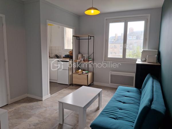 À 5 MINUTES À PIED DE LA PLAGE – F2 LUMINEUX AVEC POTENTIEL LOCATIF

Au cœur de l’hyper-centre, à proximité immédiate du Puits Salé et du Front de mer, je vous invite à découvrir cet agréable appartement F2 de 
35,51 m² loi Carrez, situé au 3ᵉ étage d’une petite copropriété de seulement 9 lots, calme et bien fréquentée.

Un emplacement particulièrement recherché pour profiter pleinement de la vie en bord de mer : la plage est accessible en moins de 5 minutes à pied !

Dès l'entrée, vous serez séduit par la belle luminosité de l'appartement, largement favorisée par ses nombreuses ouvertures et sa vue dégagée sur un agréable espace végétalisé ainsi que sur l’église Saint-Jacques.

L’appartement, vendu libre de tout occupant, se compose de :
•	une entrée ;
•	une kitchenette ouverte sur une pièce de vie d’environ 15 m² ;
•	une chambre spacieuse avec dressing attenant ;
•	une salle d’eau ;
•	un WC indépendant ;
•	un espace complémentaire pouvant faire office de cellier et offrant une possibilité d’aménagement.
Aucun mur porteur dans l’appartement : un véritable atout pour imaginer et optimiser l’espace selon vos envies.
Le logement est en très bon état général, avec sols et peintures refaits en 2024.

UNE OPPORTUNITÉ INTÉRESSANTE POUR UN INVESTISSEUR
Son emplacement en hyper-centre, sa proximité immédiate de la mer et sa configuration en F2 en font également un bien particulièrement intéressant pour un projet locatif.
Le secteur bénéficie notamment d’une demande potentielle liée au chantier EPR2 de Penly, avec une perspective de location en bail mobilité jusqu’en 2040 au minimum, selon l’évolution du projet et de la demande locative.

Un appartement qui peut donc répondre à deux projets très différents : profiter de la mer en résidence secondaire ou rechercher un investissement locatif dans un secteur à fort potentiel.

LES INFORMATIONS À RETENIR
• Surface Loi Carrez : 35,51 m²
• 3ᵉ étage
• Petite copropriété de 9 lots
• Appartement vendu libre
• Double vitrage PVC
• Chauffage individuel électrique
• Charges de copropriété : 170 €/trimestre, eau froide comprise
• Taxe foncière : 1 170 €/an
• DPE : E projeté au 01/01/2027, sous réserve de l’application des mesures d’assouplissement mentionnées
• Sols et peintures refaits en 2024

Mer, centre-ville, calme, luminosité et potentiel locatif : un cocktail particulièrement intéressant pour un pied-à-terre en bord de mer comme pour un investissement.

📞 Contactez-moi au 06 89 96 20 74 pour obtenir davantage d’informations et organiser votre visite.