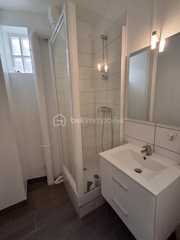 À 5 MINUTES À PIED DE LA PLAGE – F2 LUMINEUX AVEC POTENTIEL LOCATIF

Au cœur de l’hyper-centre, à proximité immédiate du Puits Salé et du Front de mer, je vous invite à découvrir cet agréable appartement F2 de 
35,51 m² loi Carrez, situé au 3ᵉ étage d’une petite copropriété de seulement 9 lots, calme et bien fréquentée.

Un emplacement particulièrement recherché pour profiter pleinement de la vie en bord de mer : la plage est accessible en moins de 5 minutes à pied !

Dès l'entrée, vous serez séduit par la belle luminosité de l'appartement, largement favorisée par ses nombreuses ouvertures et sa vue dégagée sur un agréable espace végétalisé ainsi que sur l’église Saint-Jacques.

L’appartement, vendu libre de tout occupant, se compose de :
•	une entrée ;
•	une kitchenette ouverte sur une pièce de vie d’environ 15 m² ;
•	une chambre spacieuse avec dressing attenant ;
•	une salle d’eau ;
•	un WC indépendant ;
•	un espace complémentaire pouvant faire office de cellier et offrant une possibilité d’aménagement.
Aucun mur porteur dans l’appartement : un véritable atout pour imaginer et optimiser l’espace selon vos envies.
Le logement est en très bon état général, avec sols et peintures refaits en 2024.

UNE OPPORTUNITÉ INTÉRESSANTE POUR UN INVESTISSEUR
Son emplacement en hyper-centre, sa proximité immédiate de la mer et sa configuration en F2 en font également un bien particulièrement intéressant pour un projet locatif.
Le secteur bénéficie notamment d’une demande potentielle liée au chantier EPR2 de Penly, avec une perspective de location en bail mobilité jusqu’en 2040 au minimum, selon l’évolution du projet et de la demande locative.

Un appartement qui peut donc répondre à deux projets très différents : profiter de la mer en résidence secondaire ou rechercher un investissement locatif dans un secteur à fort potentiel.

LES INFORMATIONS À RETENIR
• Surface Loi Carrez : 35,51 m²
• 3ᵉ étage
• Petite copropriété de 9 lots
• Appartement vendu libre
• Double vitrage PVC
• Chauffage individuel électrique
• Charges de copropriété : 170 €/trimestre, eau froide comprise
• Taxe foncière : 1 170 €/an
• DPE : E projeté au 01/01/2027, sous réserve de l’application des mesures d’assouplissement mentionnées
• Sols et peintures refaits en 2024

Mer, centre-ville, calme, luminosité et potentiel locatif : un cocktail particulièrement intéressant pour un pied-à-terre en bord de mer comme pour un investissement.

📞 Contactez-moi au 06 89 96 20 74 pour obtenir davantage d’informations et organiser votre visite.