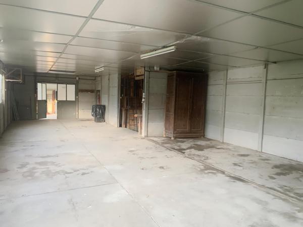 Quartier agréable, proche des commodités, grandes dépendances, jardin