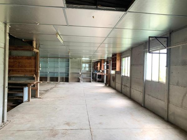 Quartier agréable, proche des commodités, grandes dépendances, jardin