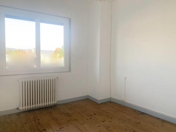 Quartier agréable, proche des commodités, grandes dépendances, jardin