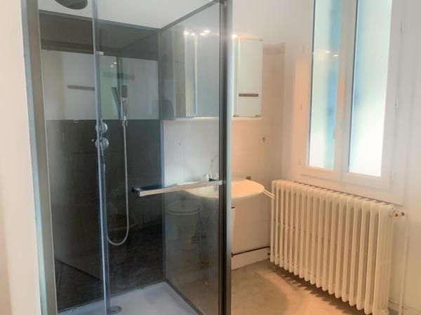 Quartier agréable, proche des commodités, grandes dépendances, jardin