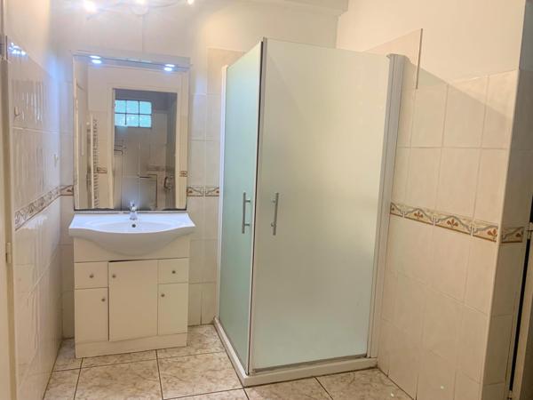 Quartier agréable, proche des commodités, grandes dépendances, jardin