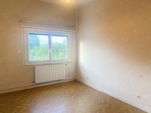 Quartier agréable, proche des commodités, grandes dépendances, jardin