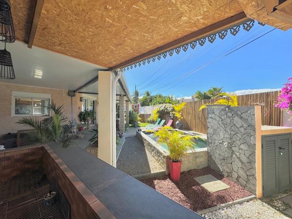 Dpt La Réunion (974), à vendre LA RIVIERE SAINT LOUIS - Ouaki - maison T4/5 de 453m2 - terrain de 543m2 - Piscine