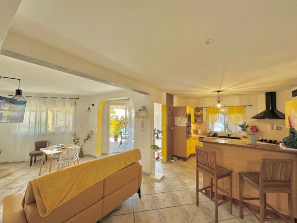 Dpt La Réunion (974), à vendre LA RIVIERE SAINT LOUIS - Ouaki - maison T4/5 de 453m2 - terrain de 543m2 - Piscine