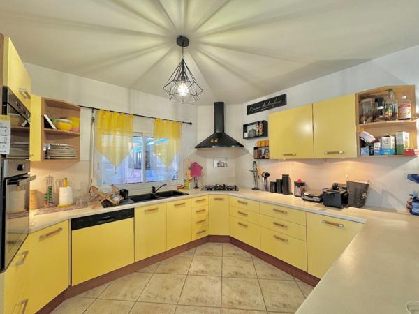 Dpt La Réunion (974), à vendre LA RIVIERE SAINT LOUIS - Ouaki - maison T4/5 de 453m2 - terrain de 543m2 - Piscine