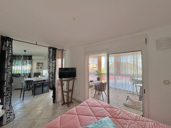 Dpt La Réunion (974), à vendre LA RIVIERE SAINT LOUIS - Ouaki - maison T4/5 de 453m2 - terrain de 543m2 - Piscine