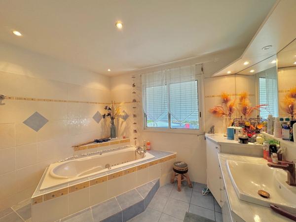 Dpt La Réunion (974), à vendre LA RIVIERE SAINT LOUIS - Ouaki - maison T4/5 de 453m2 - terrain de 543m2 - Piscine