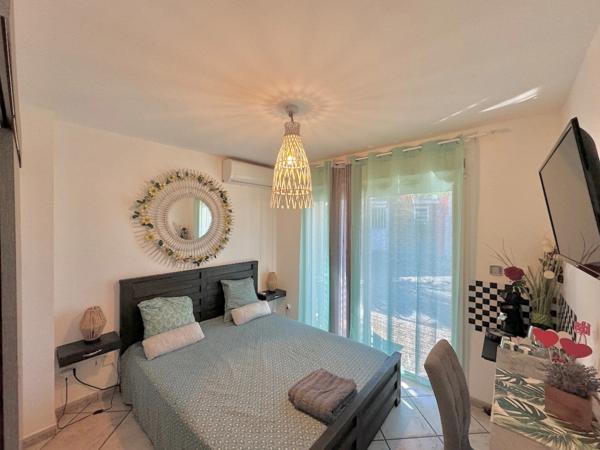 Dpt La Réunion (974), à vendre LA RIVIERE SAINT LOUIS - Ouaki - maison T4/5 de 453m2 - terrain de 543m2 - Piscine