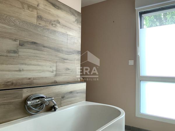 Maison d'architecte DPE A avec jardin et stationnement privatif