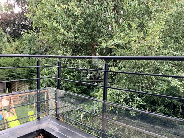 Maison d'architecte DPE A avec jardin et stationnement privatif