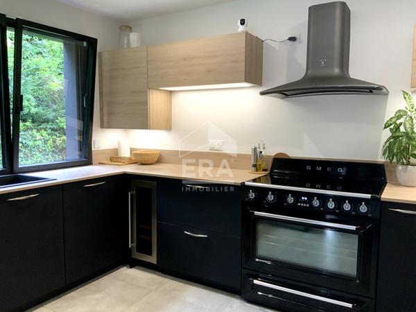 Maison d'architecte DPE A avec jardin et stationnement privatif