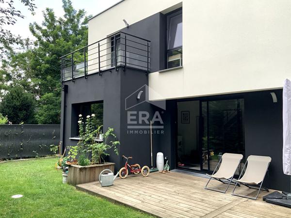 Maison d'architecte DPE A avec jardin et stationnement privatif