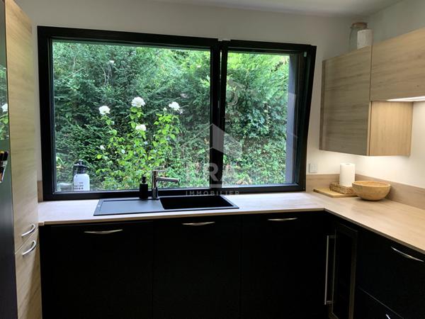 Maison d'architecte DPE A avec jardin et stationnement privatif