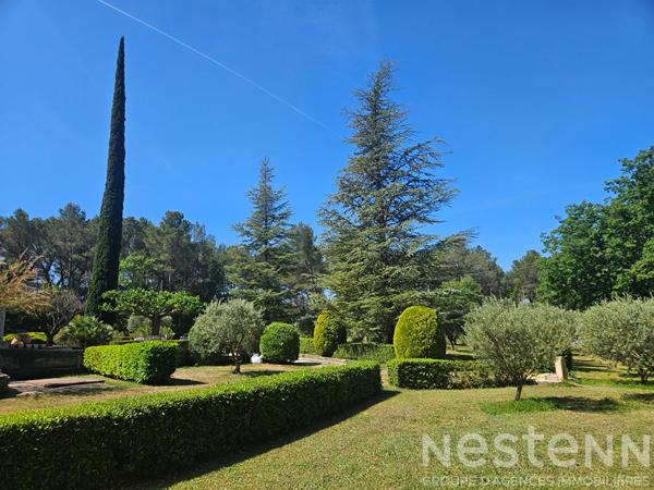 Élégante propriété familiale avec vue panoramique sur la Sainte-Victoire ? Un art de vivre au coeur de la Provence