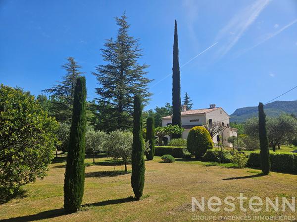 Élégante propriété familiale avec vue panoramique sur la Sainte-Victoire ? Un art de vivre au coeur de la Provence