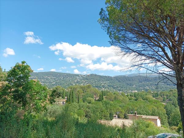 À vendre : Terrain de 1323 m² dans un secteur calme à Peymeinade - Candéou