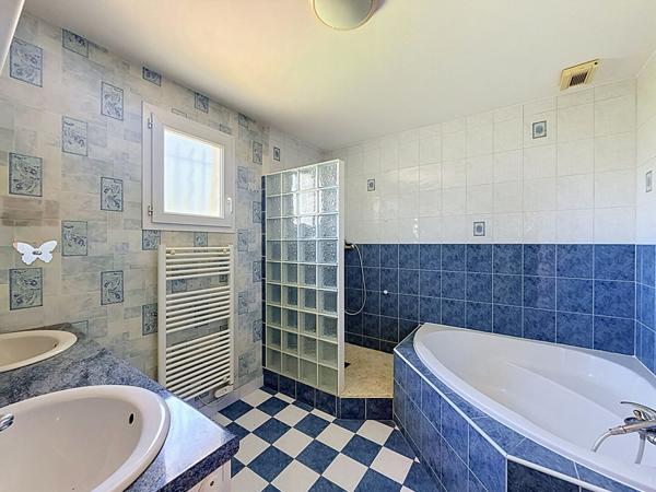 Belle Maison à Saint Maurice de Gourdans, 6 pièces , 135m² avec piscine, garage, terrain 1000m².