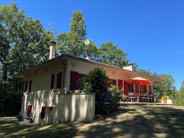 Maison sur deux niveaux avec jardin clôturé, à proximité de Villeréal