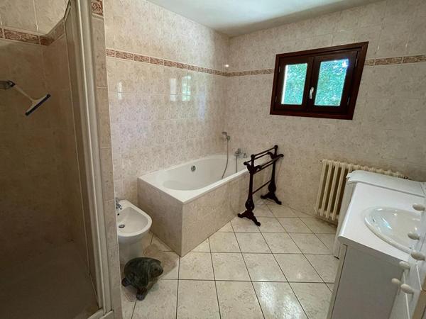 Maison sur deux niveaux avec jardin clôturé, à proximité de Villeréal