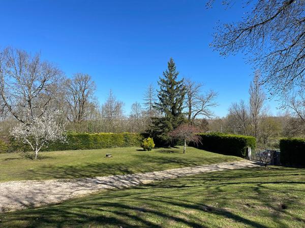 Maison sur deux niveaux avec jardin clôturé, à proximité de Villeréal