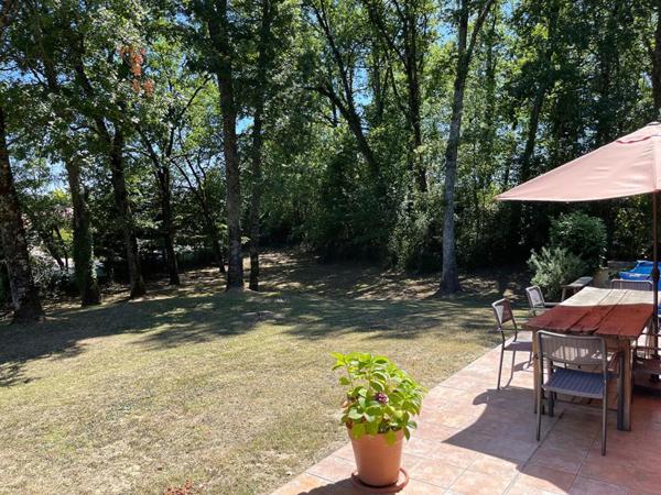 Maison sur deux niveaux avec jardin clôturé, à proximité de Villeréal