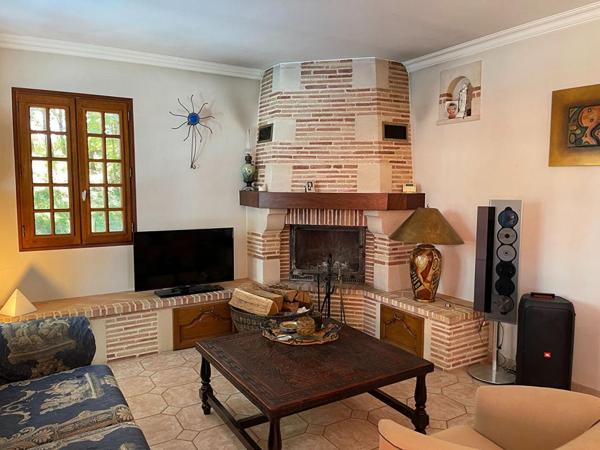 Maison sur deux niveaux avec jardin clôturé, à proximité de Villeréal