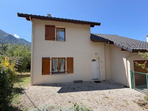 245.000 € - Belle maison individuelle récente (2011) avec garage et terrain - au coeur de St Laurent du Pont (