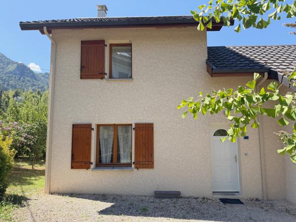 245.000 € - Belle maison individuelle récente (2011) avec garage et terrain - au coeur de St Laurent du Pont (