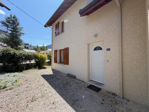 245.000 € - Belle maison individuelle récente (2011) avec garage et terrain - au coeur de St Laurent du Pont (