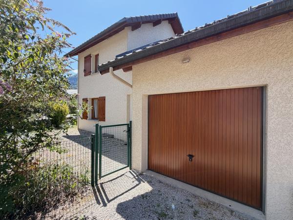 245.000 € - Belle maison individuelle récente (2011) avec garage et terrain - au coeur de St Laurent du Pont (