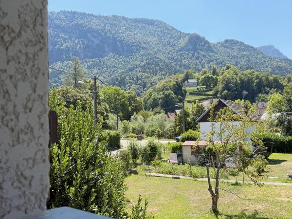 245.000 € - Belle maison individuelle récente (2011) avec garage et terrain - au coeur de St Laurent du Pont (