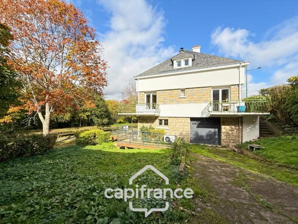 Maison familiale avec vue imprenable sur le canal – Pontivy centre.Surface terrain : 683 m² | 5 chambres | 3 salles d’eau + 1 salle de bain | Sous-sol total | Carport camping-car | Pompe à chaleur géo