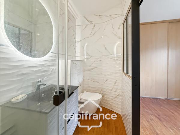 Maison familiale avec vue imprenable sur le canal – Pontivy centre.Surface terrain : 683 m² | 5 chambres | 3 salles d’eau + 1 salle de bain | Sous-sol total | Carport camping-car | Pompe à chaleur géo