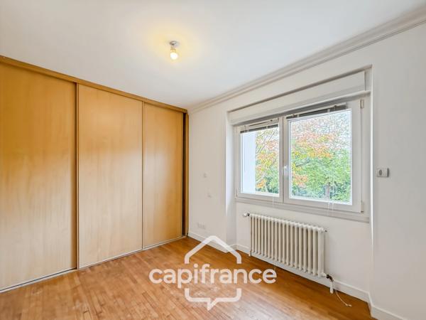 Maison familiale avec vue imprenable sur le canal – Pontivy centre.Surface terrain : 683 m² | 5 chambres | 3 salles d’eau + 1 salle de bain | Sous-sol total | Carport camping-car | Pompe à chaleur géo