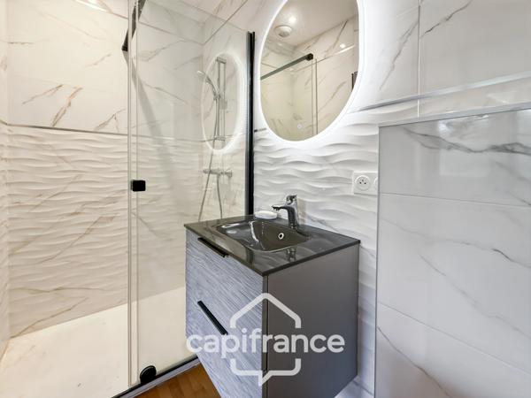 Maison familiale avec vue imprenable sur le canal – Pontivy centre.Surface terrain : 683 m² | 5 chambres | 3 salles d’eau + 1 salle de bain | Sous-sol total | Carport camping-car | Pompe à chaleur géo