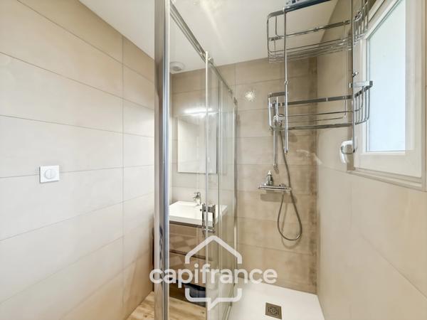 Maison familiale avec vue imprenable sur le canal – Pontivy centre.Surface terrain : 683 m² | 5 chambres | 3 salles d’eau + 1 salle de bain | Sous-sol total | Carport camping-car | Pompe à chaleur géo