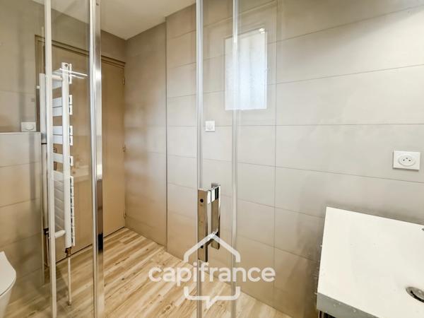 Maison familiale avec vue imprenable sur le canal – Pontivy centre.Surface terrain : 683 m² | 5 chambres | 3 salles d’eau + 1 salle de bain | Sous-sol total | Carport camping-car | Pompe à chaleur géo