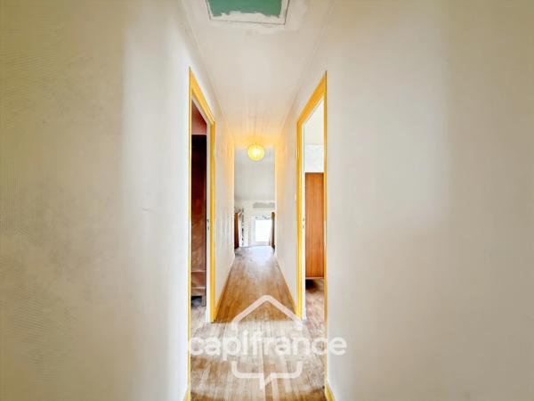 Maison familiale avec vue imprenable sur le canal – Pontivy centre.Surface terrain : 683 m² | 5 chambres | 3 salles d’eau + 1 salle de bain | Sous-sol total | Carport camping-car | Pompe à chaleur géo