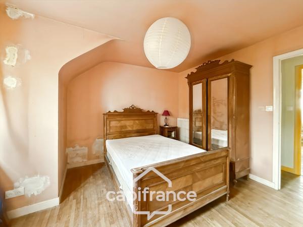 Maison familiale avec vue imprenable sur le canal – Pontivy centre.Surface terrain : 683 m² | 5 chambres | 3 salles d’eau + 1 salle de bain | Sous-sol total | Carport camping-car | Pompe à chaleur géo