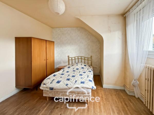 Maison familiale avec vue imprenable sur le canal – Pontivy centre.Surface terrain : 683 m² | 5 chambres | 3 salles d’eau + 1 salle de bain | Sous-sol total | Carport camping-car | Pompe à chaleur géo