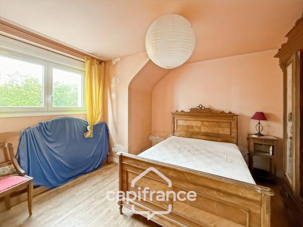 Maison familiale avec vue imprenable sur le canal – Pontivy centre.Surface terrain : 683 m² | 5 chambres | 3 salles d’eau + 1 salle de bain | Sous-sol total | Carport camping-car | Pompe à chaleur géo